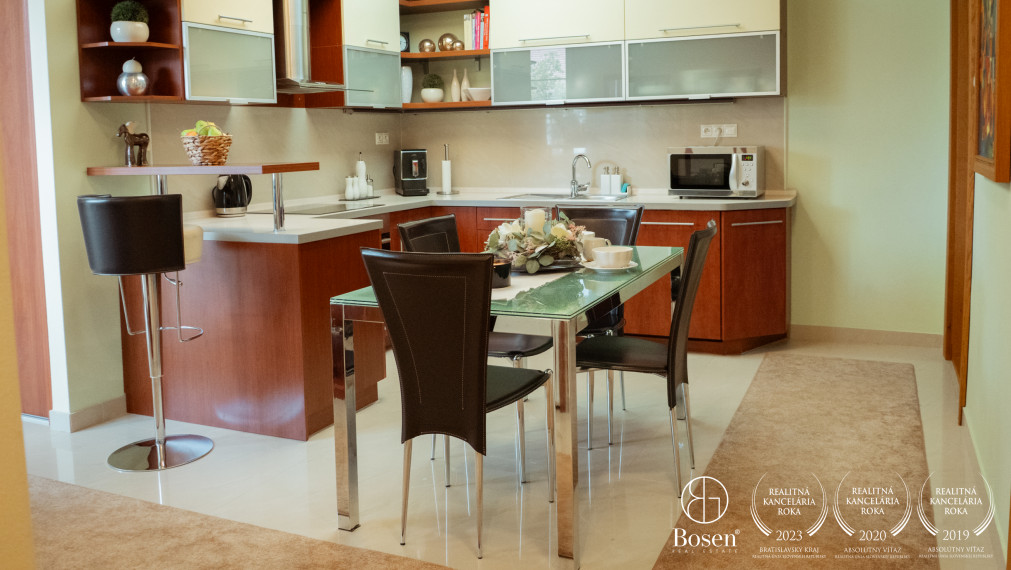 BOSEN | 4 izbový byt s krbom, centrum, zariadený, 152 m2.