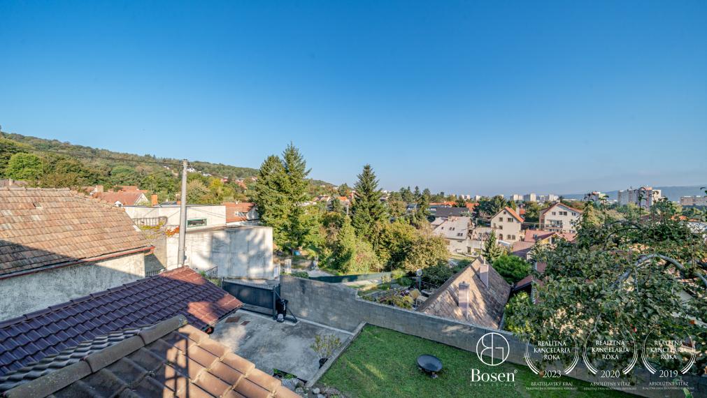 BOSEN I Rodinný dom v tichej ulici, Strmé sady, Dúbravka, zeleň, výhľady a skvelá dostupnosť