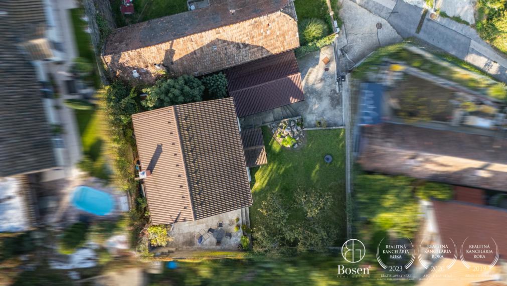 BOSEN I Rodinný dom v tichej ulici, Strmé sady, Dúbravka, zeleň, výhľady a skvelá dostupnosť