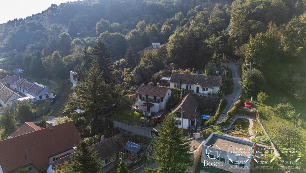 BOSEN I Rodinný dom v tichej ulici, Strmé sady, Dúbravka, zeleň, výhľady a skvelá dostupnosť