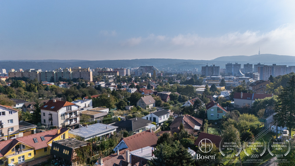 BOSEN I Rodinný dom v tichej ulici, Strmé sady, Dúbravka, zeleň, výhľady a skvelá dostupnosť