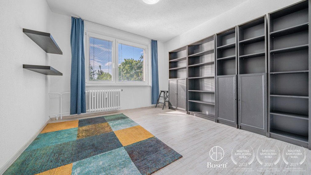 Na prenájom priestranný 3-izbový byt s balkónom v Ružinove – Exnárova ulica