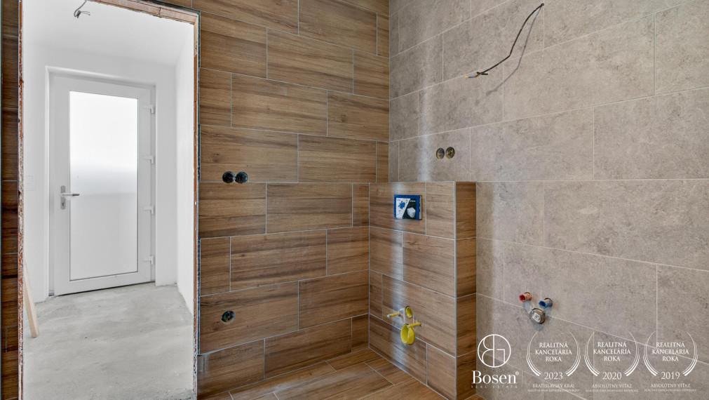 BOSEN | Na predaj 3 izbový rodinný dom, ktorý je súčasťou dvojdomu v obci Sekule