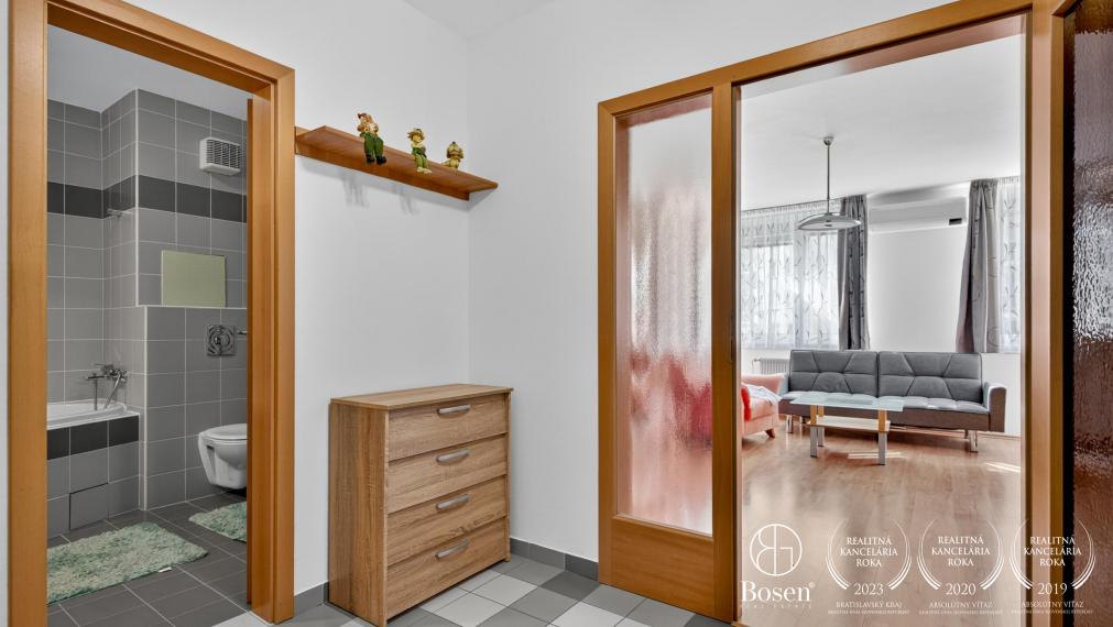 BOSEN | Na prenájom 2 izbový byt s klimatizáciou a garážou