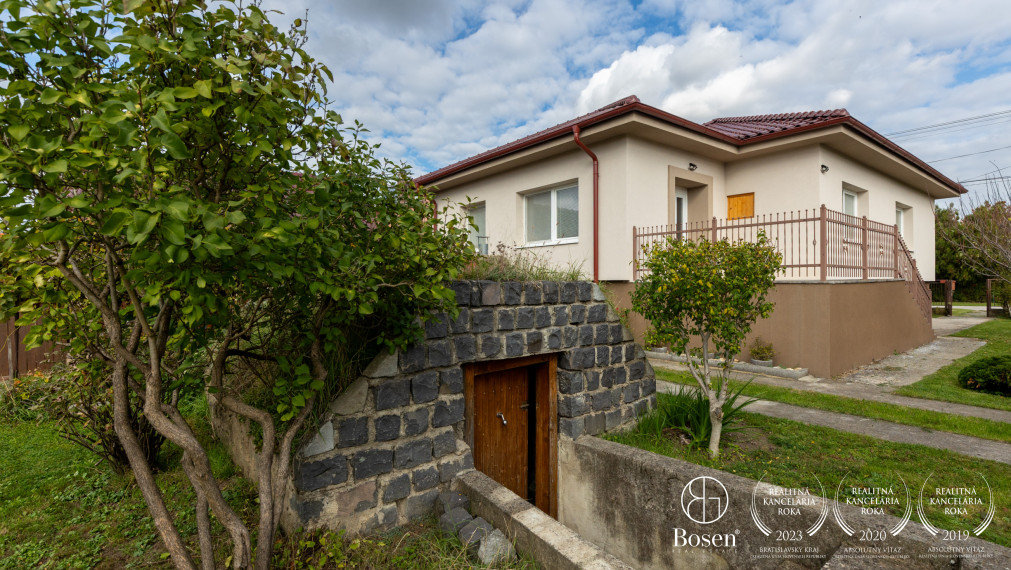 BOSEN | Zateplený dom s novou strechou, 7 árov, altánok.