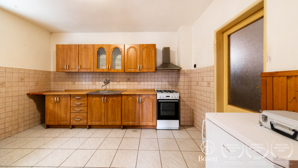 BOSEN | Zateplený dom s novou strechou, 7 árov, altánok.