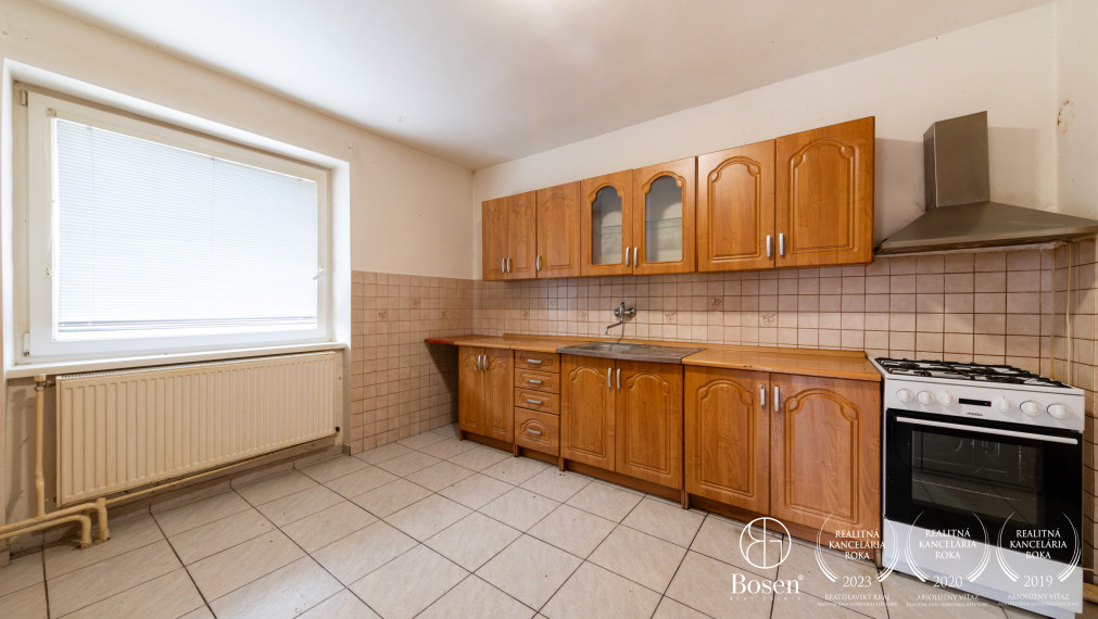 BOSEN | Zateplený dom s novou strechou, 7 árov, altánok.