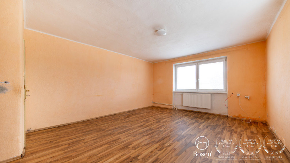 BOSEN | Zateplený dom s novou strechou, 7 árov, altánok.