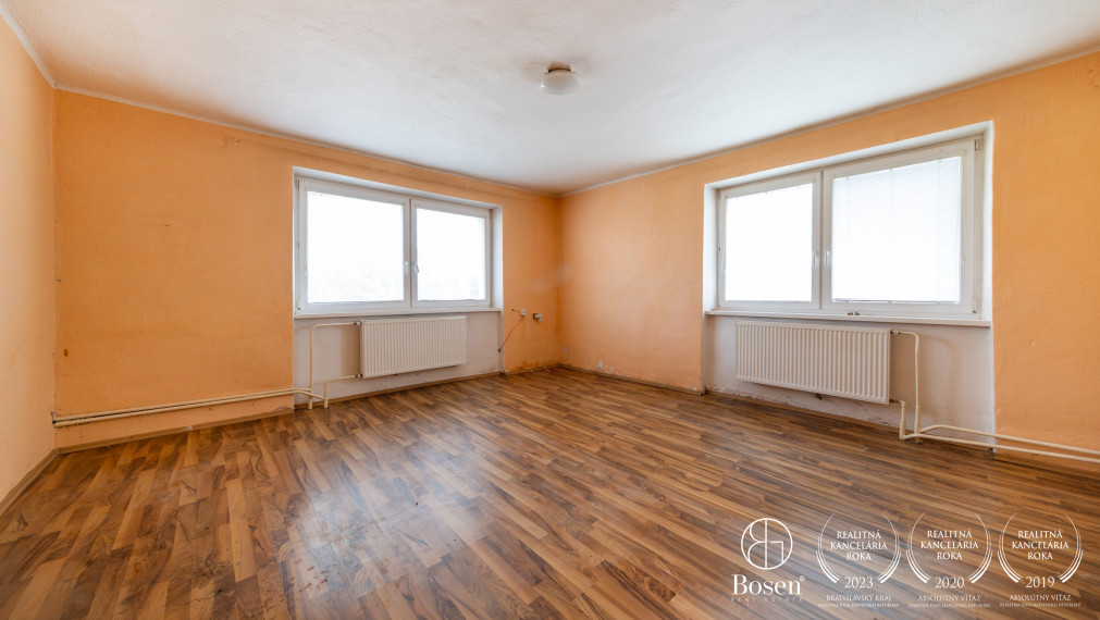 BOSEN | Zateplený dom s novou strechou, 7 árov, altánok.