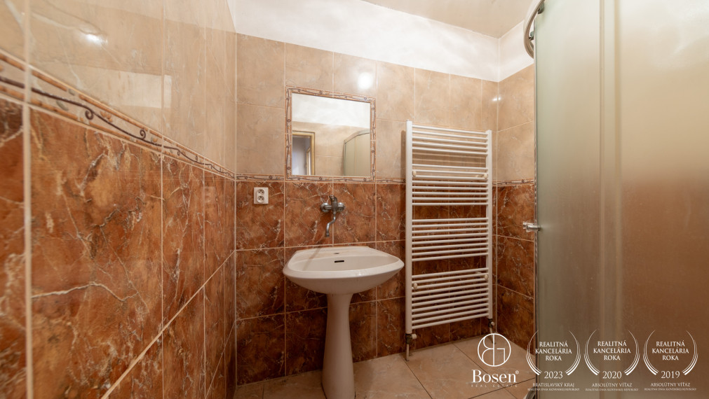 BOSEN | Zateplený dom s novou strechou, 7 árov, altánok.