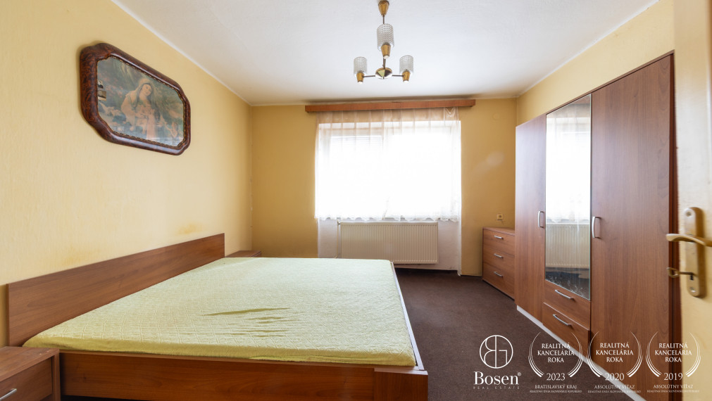 BOSEN | Zateplený dom s novou strechou, 7 árov, altánok.