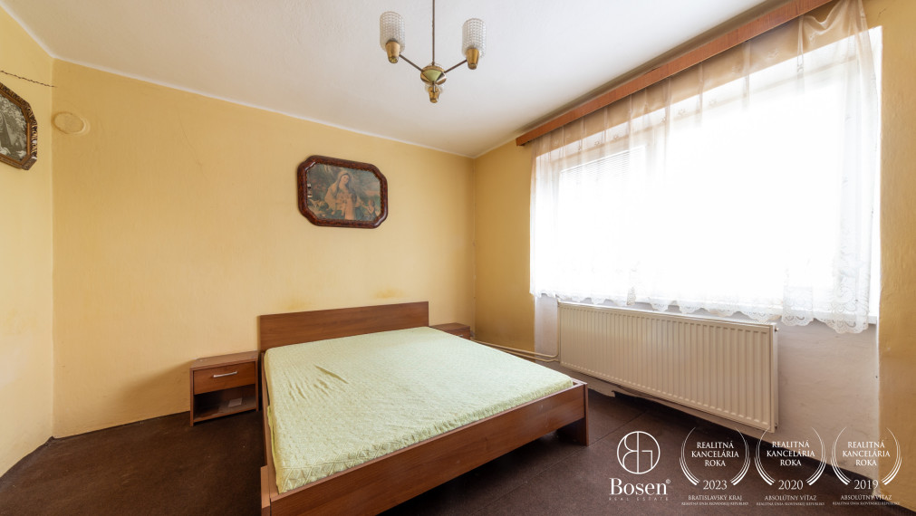 BOSEN | Zateplený dom s novou strechou, 7 árov, altánok.