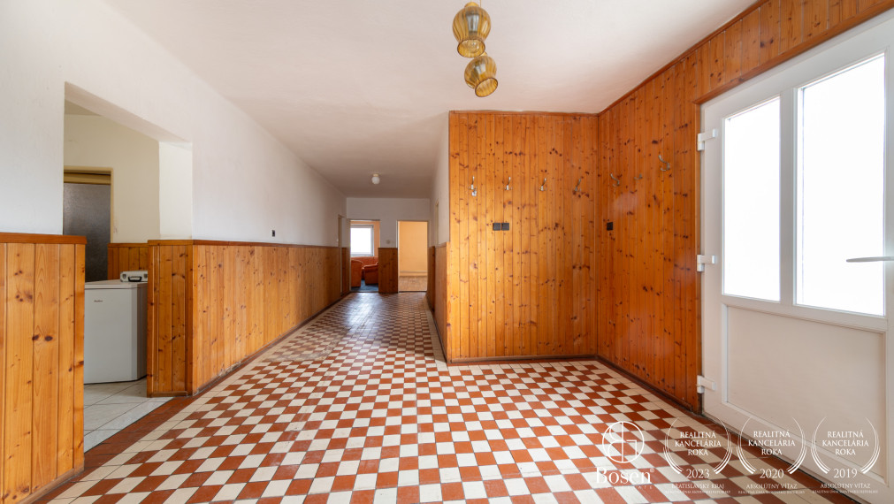 BOSEN | Zateplený dom s novou strechou, 7 árov, altánok.