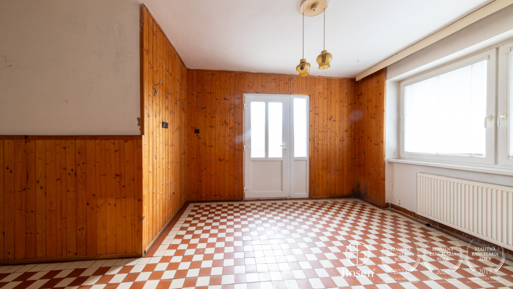 BOSEN | Zateplený dom s novou strechou, 7 árov, altánok.