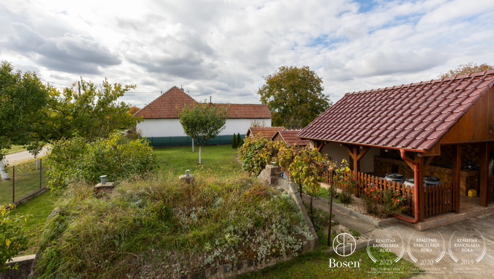 BOSEN | Zateplený dom s novou strechou, 7 árov, altánok.