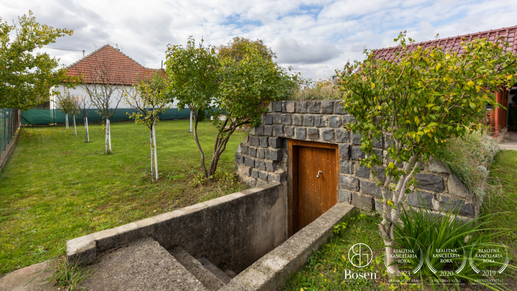 BOSEN | Zateplený dom s novou strechou, 7 árov, altánok.