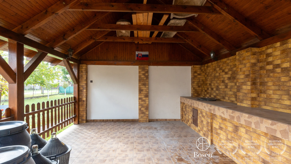 BOSEN | Zateplený dom s novou strechou, 7 árov, altánok.