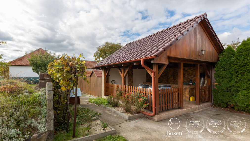 BOSEN | Zateplený dom s novou strechou, 7 árov, altánok.