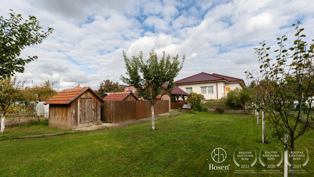 BOSEN | Zateplený dom s novou strechou, 7 árov, altánok.