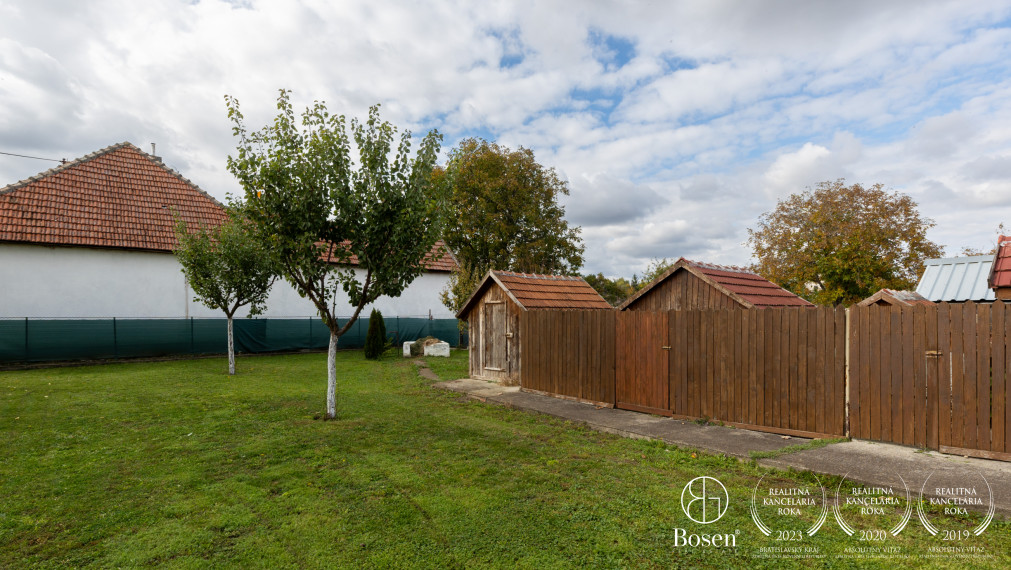 BOSEN | Zateplený dom s novou strechou, 7 árov, altánok.
