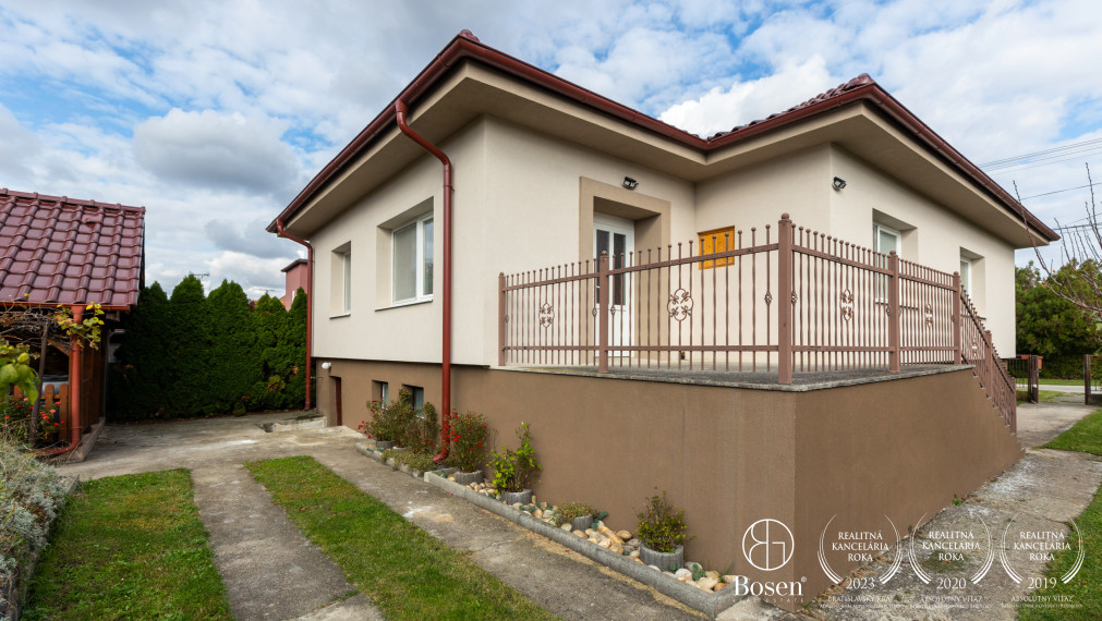 BOSEN | Zateplený dom s novou strechou, 7 árov, altánok.