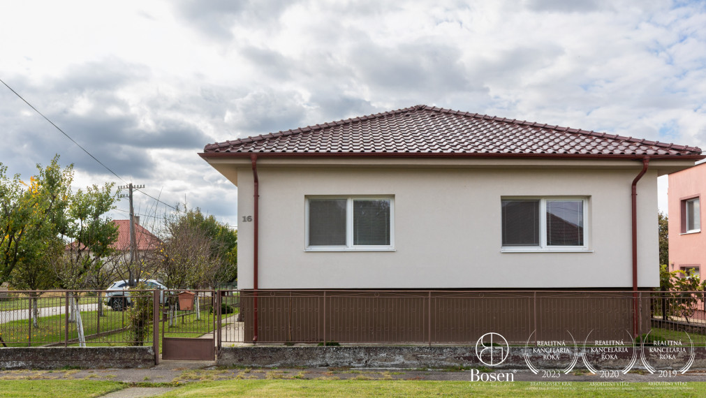 BOSEN | Zateplený dom s novou strechou, 7 árov, altánok.