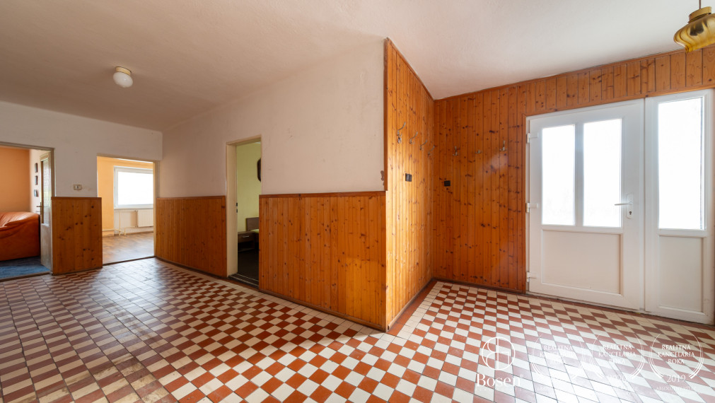 BOSEN | Zateplený dom s novou strechou, 7 árov, altánok.