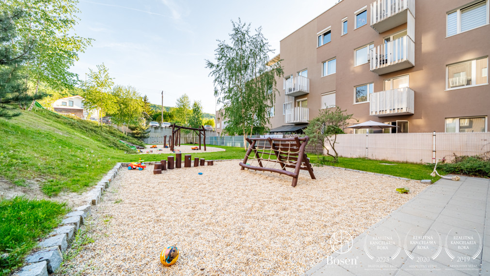 BOSEN | Priestranný 4 izbový byt s veľkou terasou a výhľadom na Devínsku Kobylu, Devínska Nová Ves, 160.88 m2