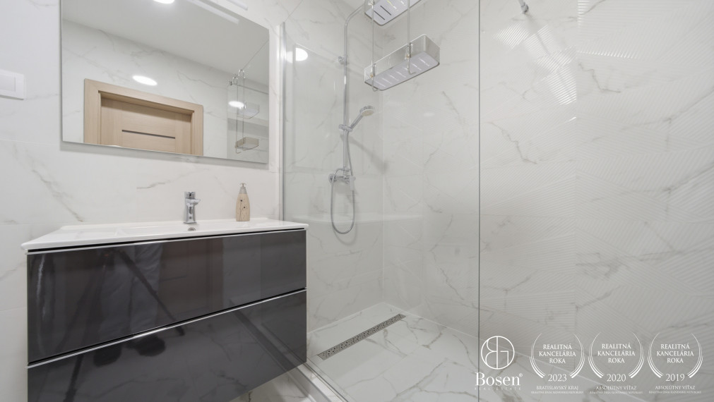 BOSEN |  3 izb.byt čiastočne zariadený s vlastným parkovaním