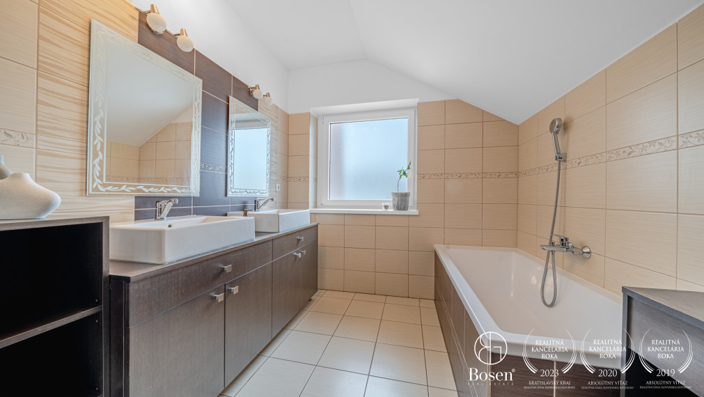 BOSEN | 5 izbový rodinný dom s garážou a krbom v Ch. Grobe