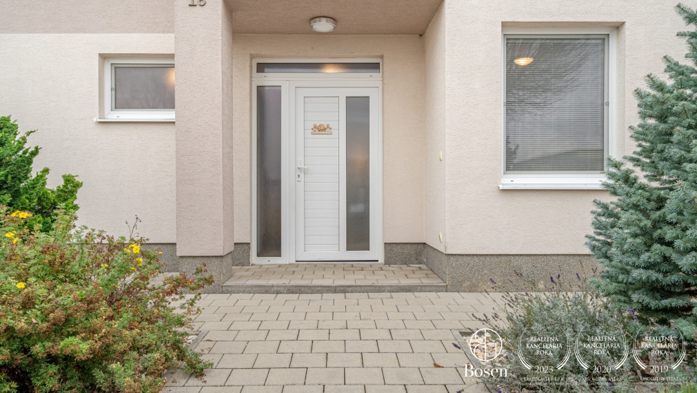 BOSEN | 5 izbový rodinný dom s garážou a krbom v Ch. Grobe