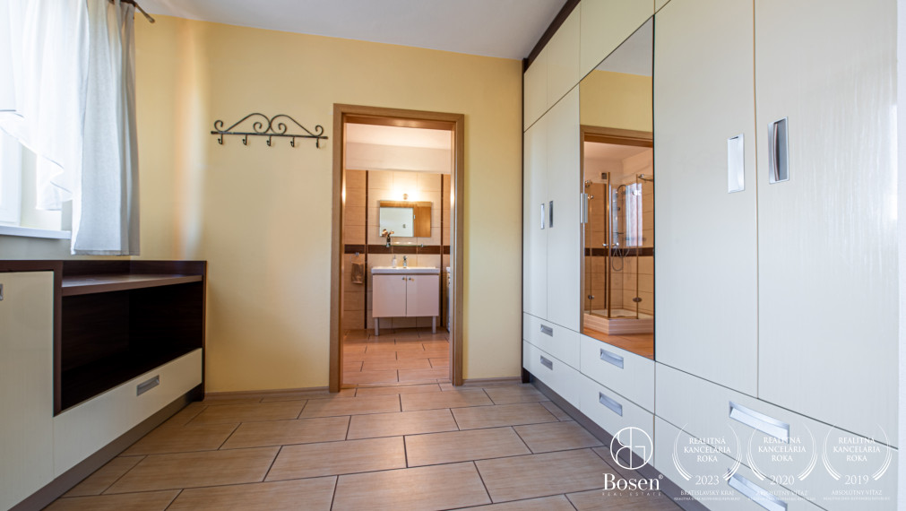 BOSEN | Na predaj 5 izbový rodinný dom s pozemkom 1517m2 - Trenčianska Teplá, časť Príles