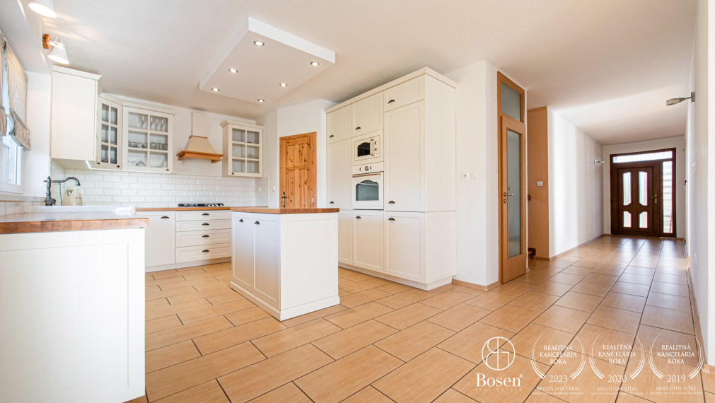 BOSEN | Na predaj 5 izbový rodinný dom s pozemkom 1517m2 - Trenčianska Teplá, časť Príles