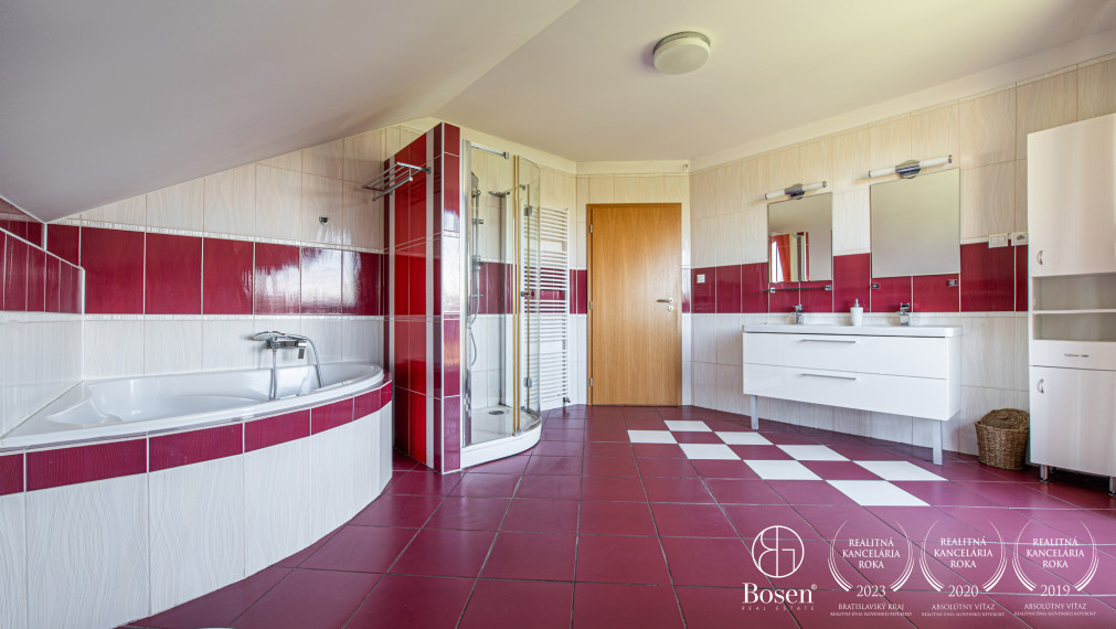 BOSEN | Na predaj 5 izbový rodinný dom s pozemkom 1517m2 - Trenčianska Teplá, časť Príles