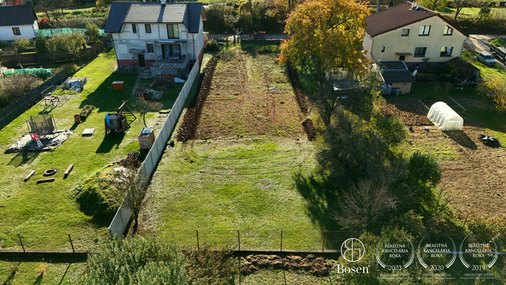 BOSEN | Na predaj stavebný pozemok 1057 m2 - Ivanovce