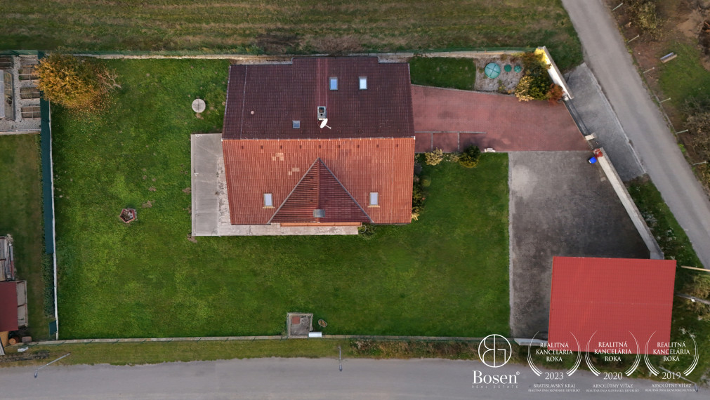 BOSEN | Na predaj 5 izbový rodinný dom s pozemkom 1517m2 - Trenčianska Teplá, časť Príles