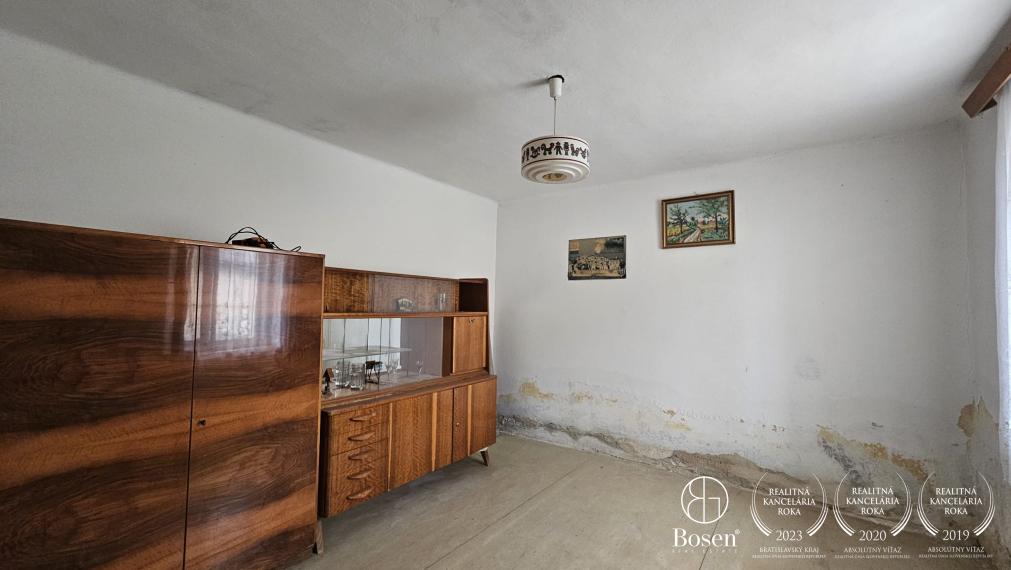 BOSEN | Pozemok s rodinným domom 5km od R7– Jastrabie Kračany