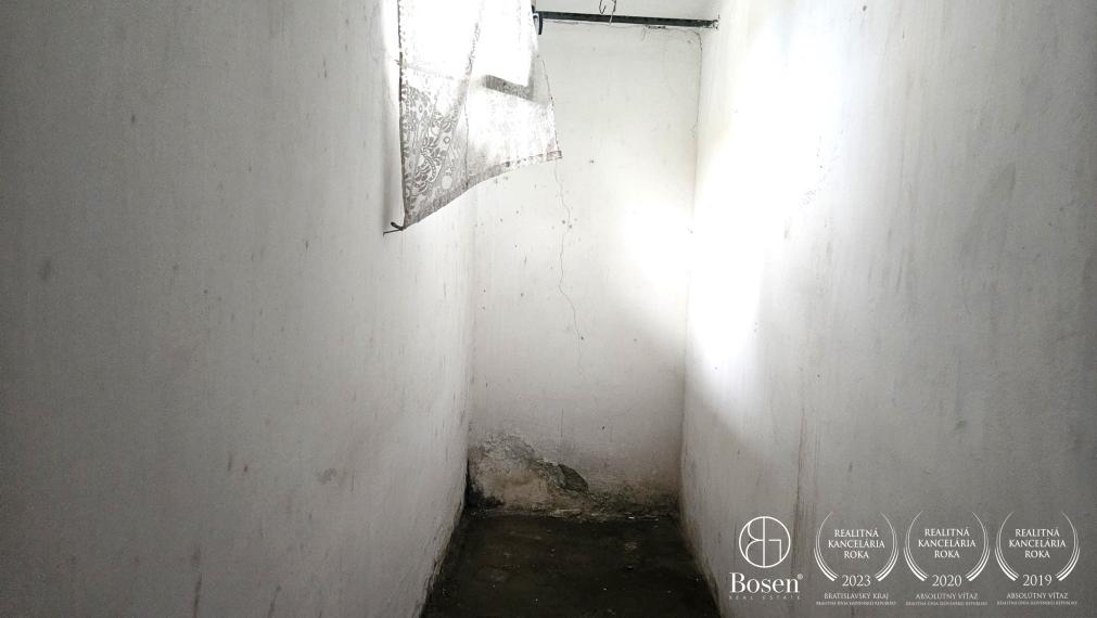 BOSEN | Pozemok s rodinným domom 5km od R7– Jastrabie Kračany