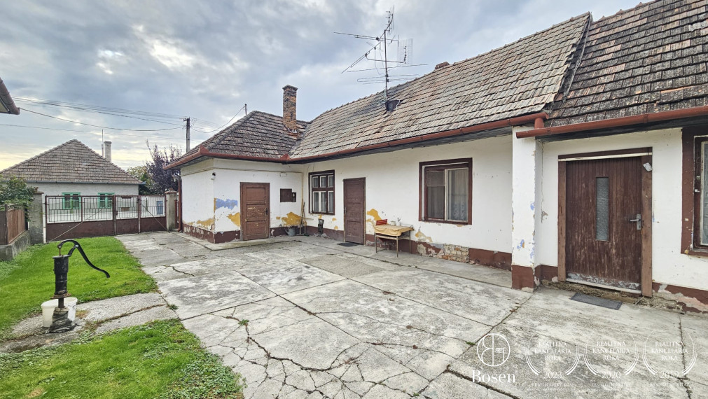 BOSEN | Pozemok s rodinným domom 5km od R7– Jastrabie Kračany