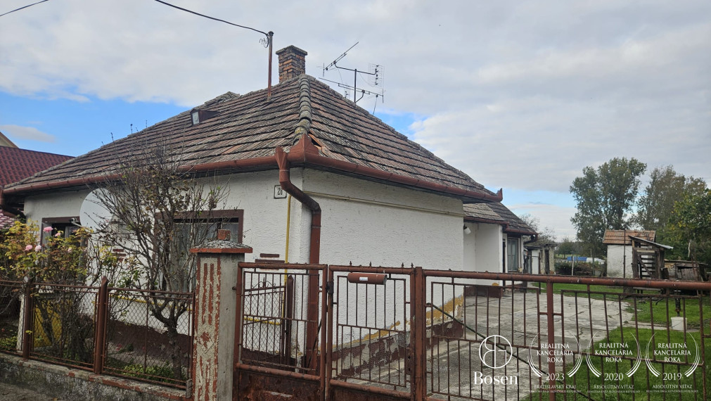 BOSEN | Pozemok s rodinným domom 5km od R7– Jastrabie Kračany