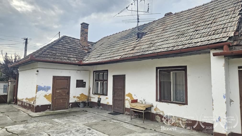 BOSEN | Pozemok s rodinným domom 5km od R7– Jastrabie Kračany