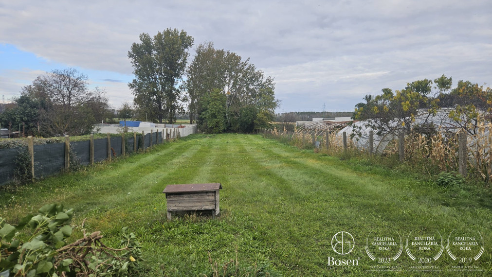 BOSEN | Pozemok s rodinným domom 5km od R7– Jastrabie Kračany