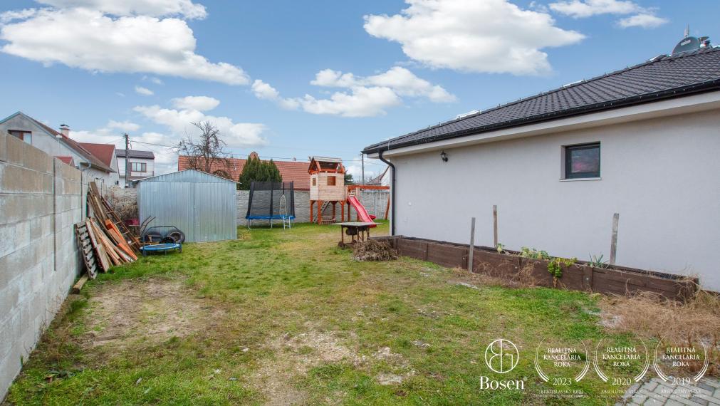 BOSEN | REZERVOVANÉ - Priestranná novostavba 4 izbového rodinného domu v obci Závod