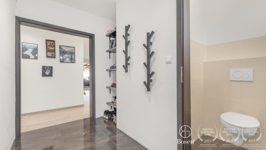 BOSEN | REZERVOVANÉ - Priestranná novostavba 4 izbového rodinného domu v obci Závod