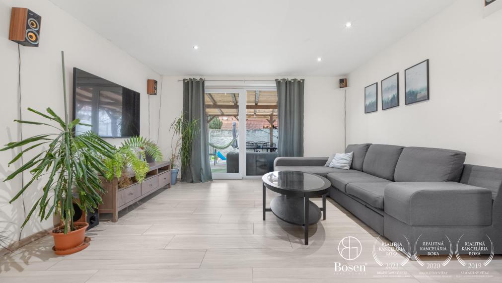 BOSEN | REZERVOVANÉ - Priestranná novostavba 4 izbového rodinného domu v obci Závod