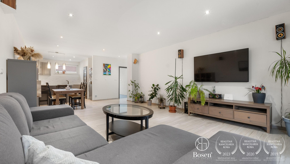 BOSEN | REZERVOVANÉ - Priestranná novostavba 4 izbového rodinného domu v obci Závod