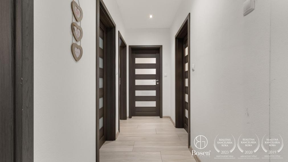 BOSEN | REZERVOVANÉ - Priestranná novostavba 4 izbového rodinného domu v obci Závod