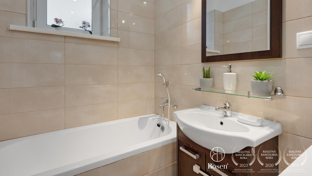 Na prenájom 2,5-izbový byt na Odborárskej ulici v Novom Meste