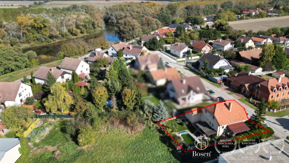 BOSEN | Na predaj priestranný rodinný dom s bazénom a saunou v obci Trhová Hradská