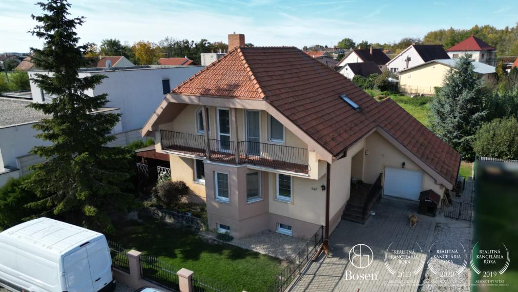 BOSEN | Na predaj priestranný rodinný dom s bazénom a saunou v obci Trhová Hradská